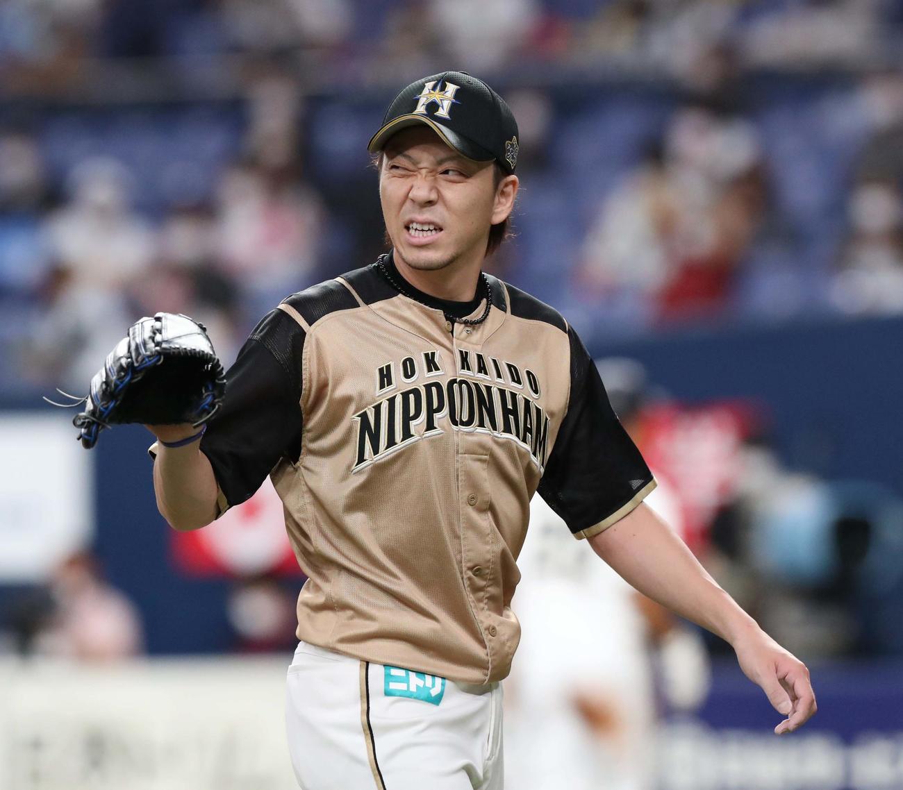 オリックス対日本ハム　9回裏を無失点に抑えベンチに戻る日本ハム宮西（撮影・佐藤翔太）