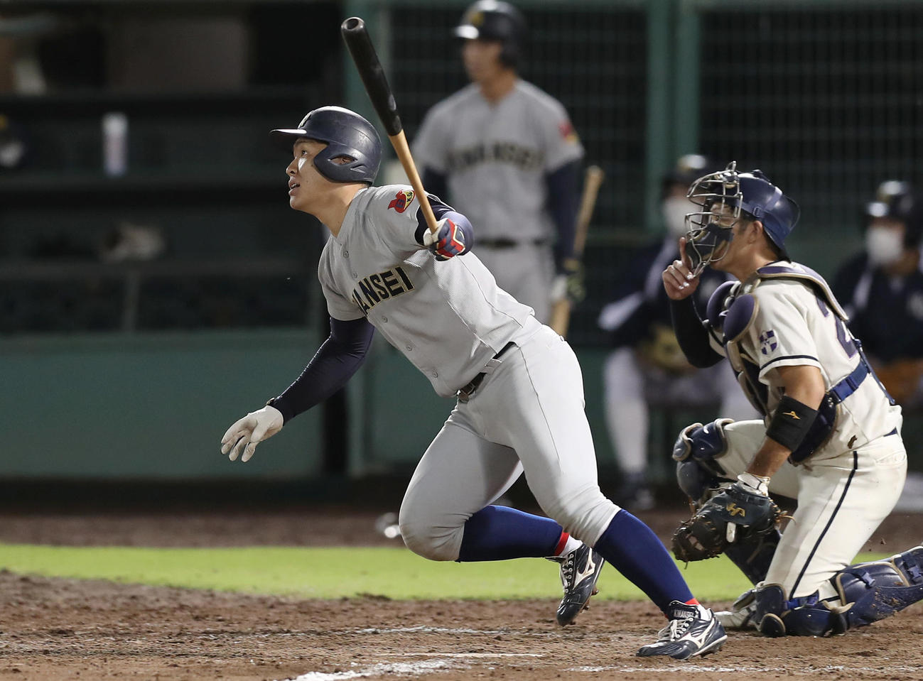 同大対関学大　10回裏関学大1死二、三塁、右中間へサヨナラ2点適時打を放つ石井（撮影・前田充）