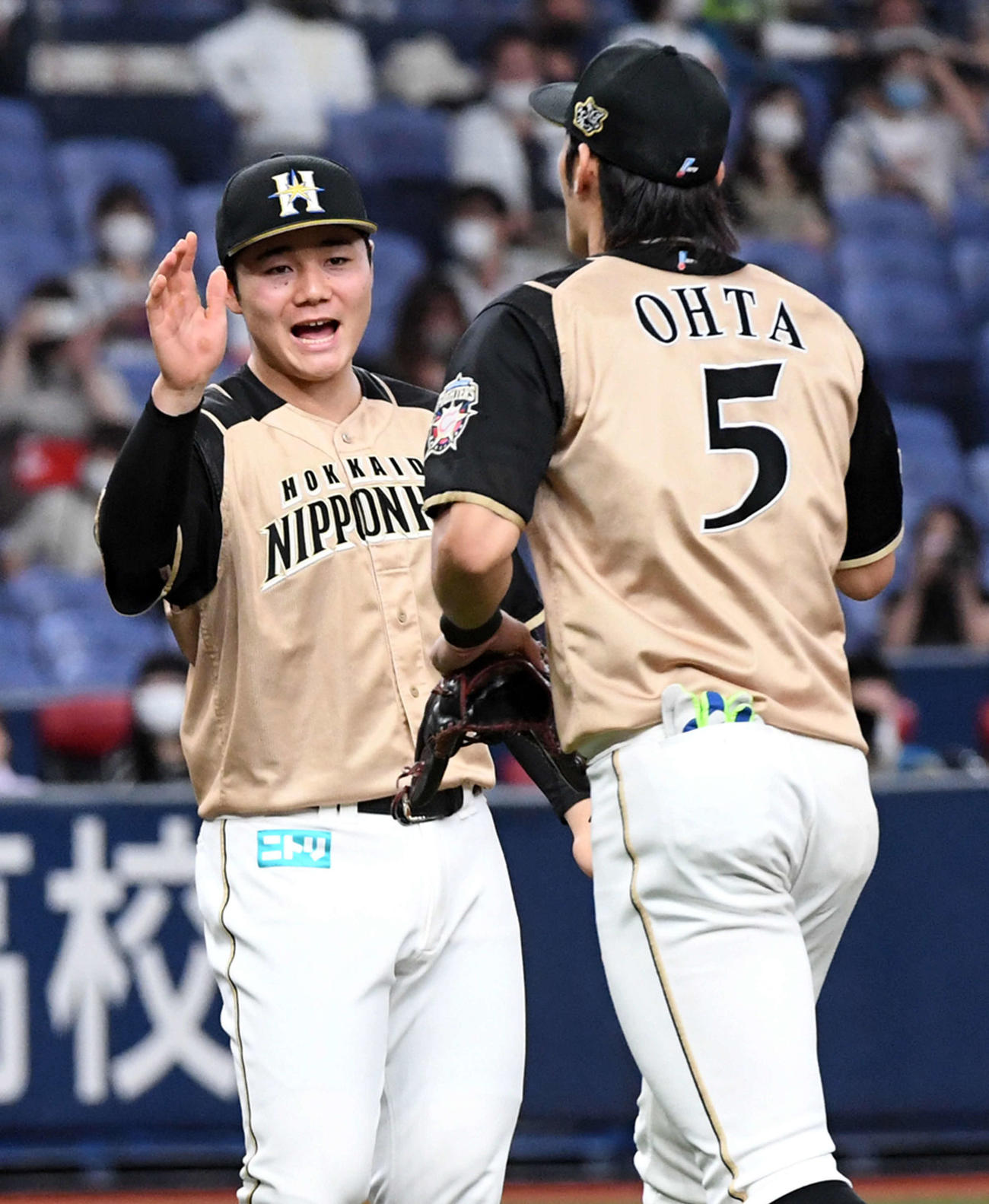 オリックス対日本ハム　大田（右）を迎える清宮（撮影・前岡正明）