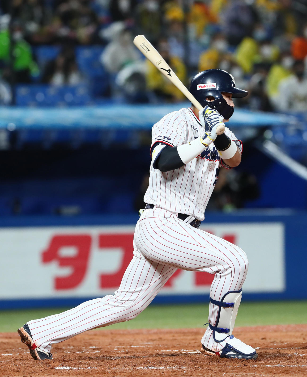 ヤクルト対阪神　1回裏ヤクルト無死満塁、村上は右前適時打を放つ（撮影・足立雅史）