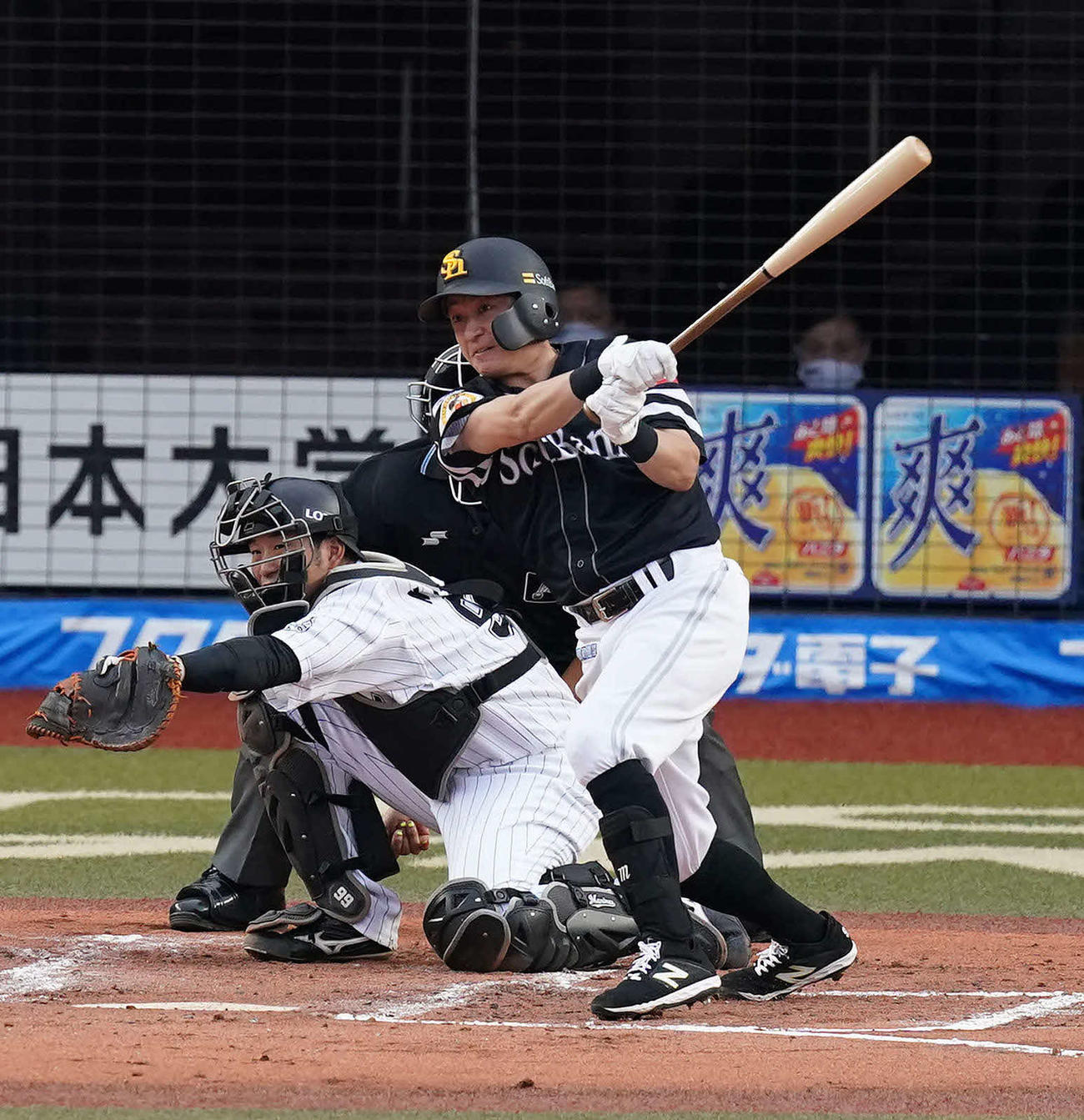 ロッテ対ソフトバンク　2回表ソフトバンク2死二塁、右前適時打を放つ川島。投手中村稔（撮影・鈴木みどり）