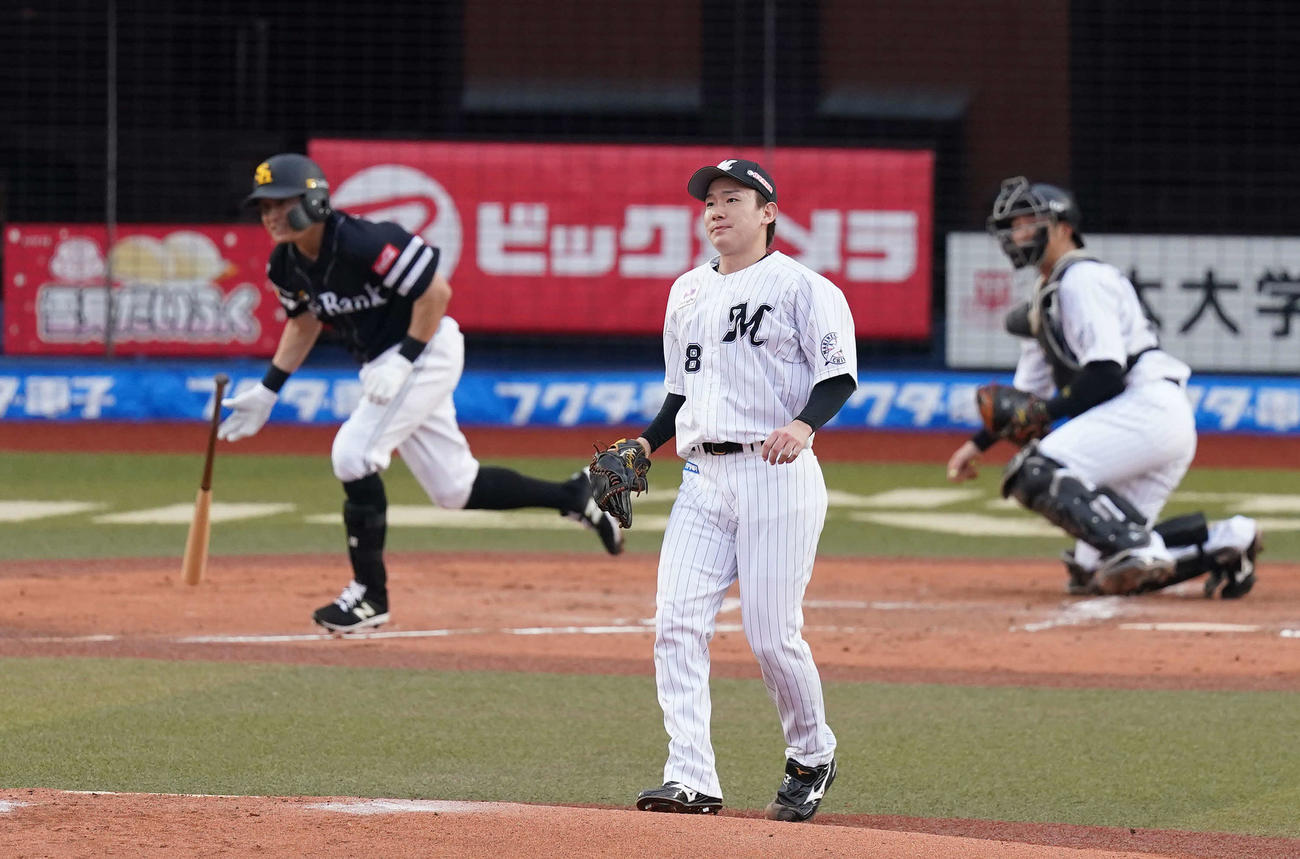 ロッテ対ソフトバンク　2回表ソフトバンク2死二川島に右前適時打を浴びる中村稔（撮影・鈴木みどり）