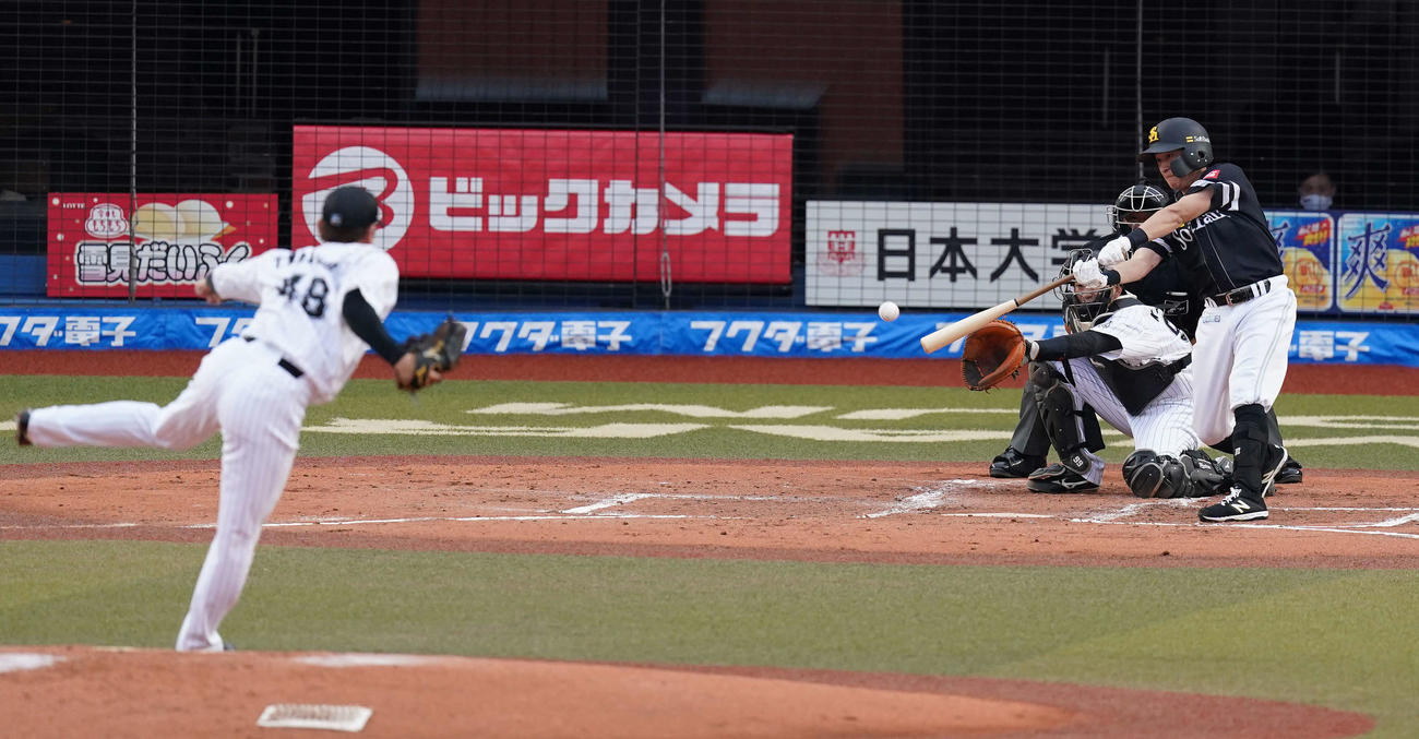 ロッテ対ソフトバンク　2回表ソフトバンク2死二塁、右前適時打を放つ川島。投手中村稔（撮影・鈴木みどり）
