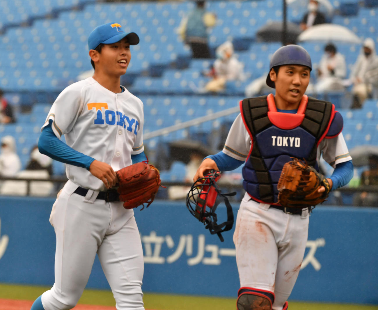 東大対慶大　初回に2ラン浴びた東大・井沢(左)は大音捕手とベンチに戻る（撮影・柴田隆二）