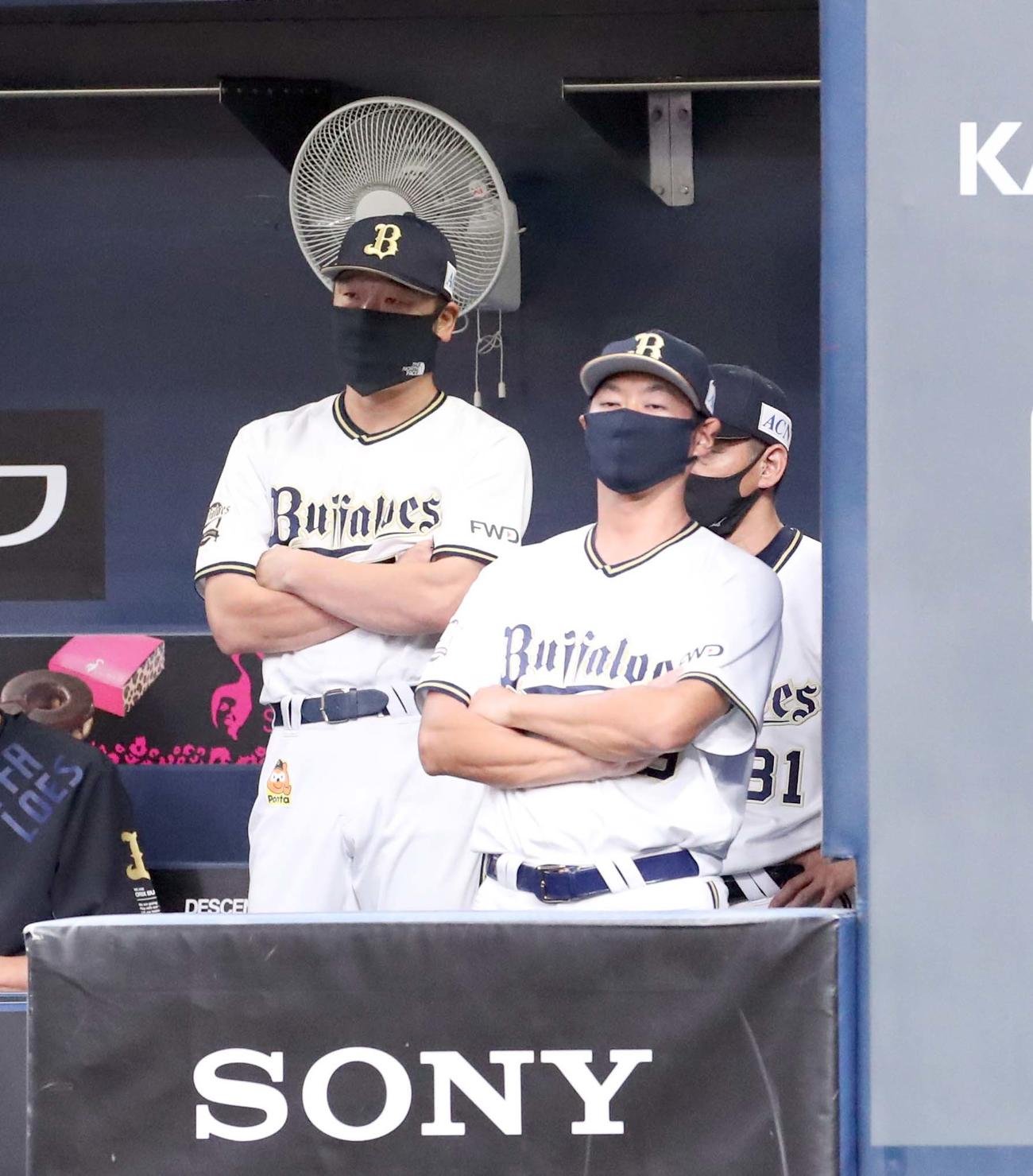 オリックス対日本ハム　ベンチで険しい表情のオリックス中嶋監督代行（左奥）（撮影・佐藤翔太）