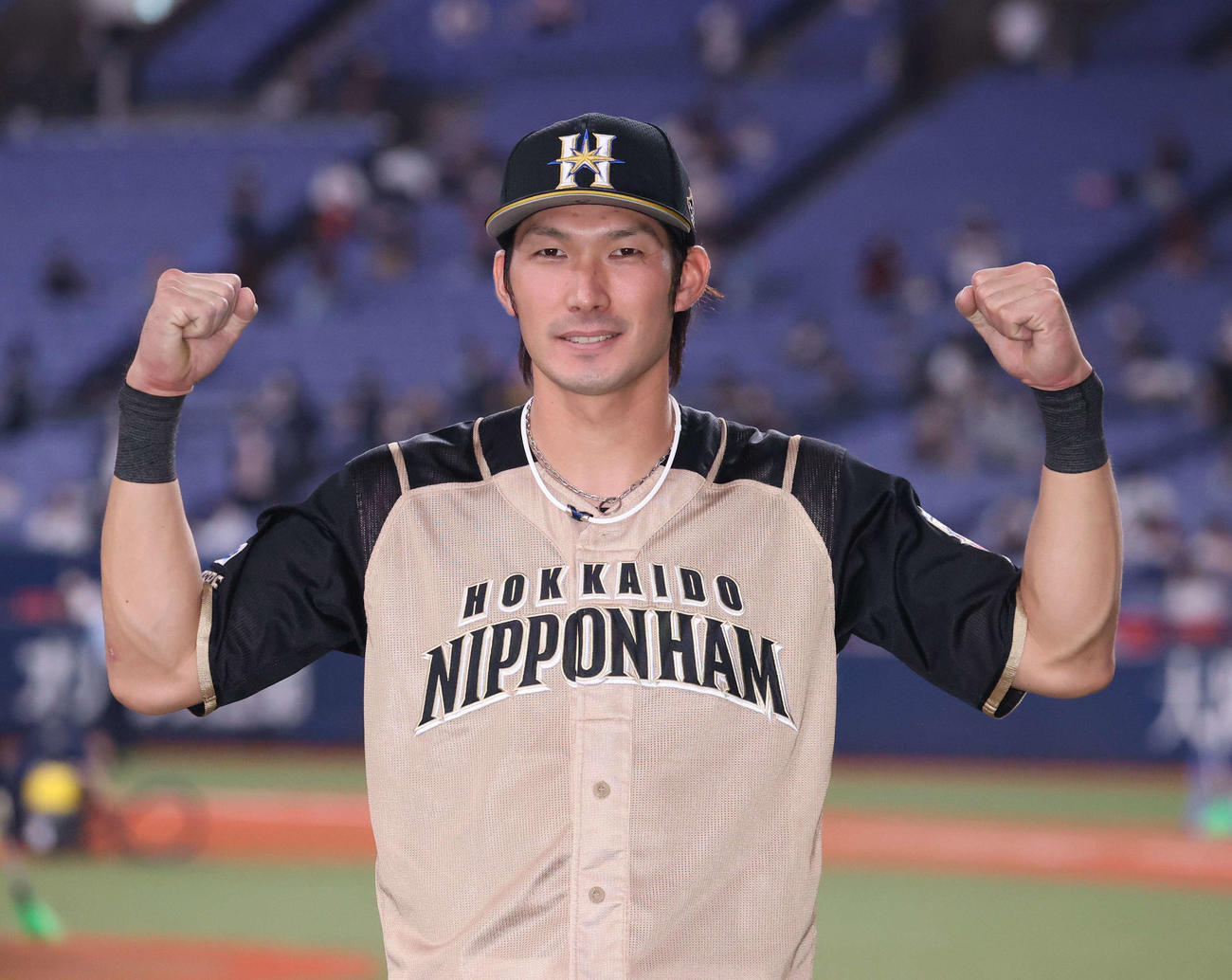 オリックス対日本ハム　試合終了後、記念撮影に応じる日本ハム大田（撮影・佐藤翔太）