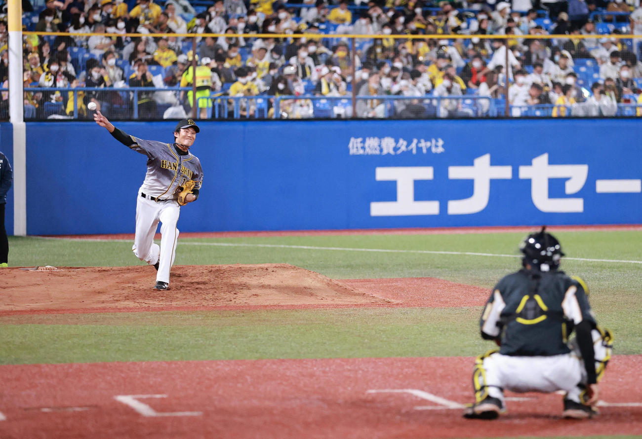 ブルペンで投球練習を行う藤浪晋太郎（撮影・清水貴仁）
