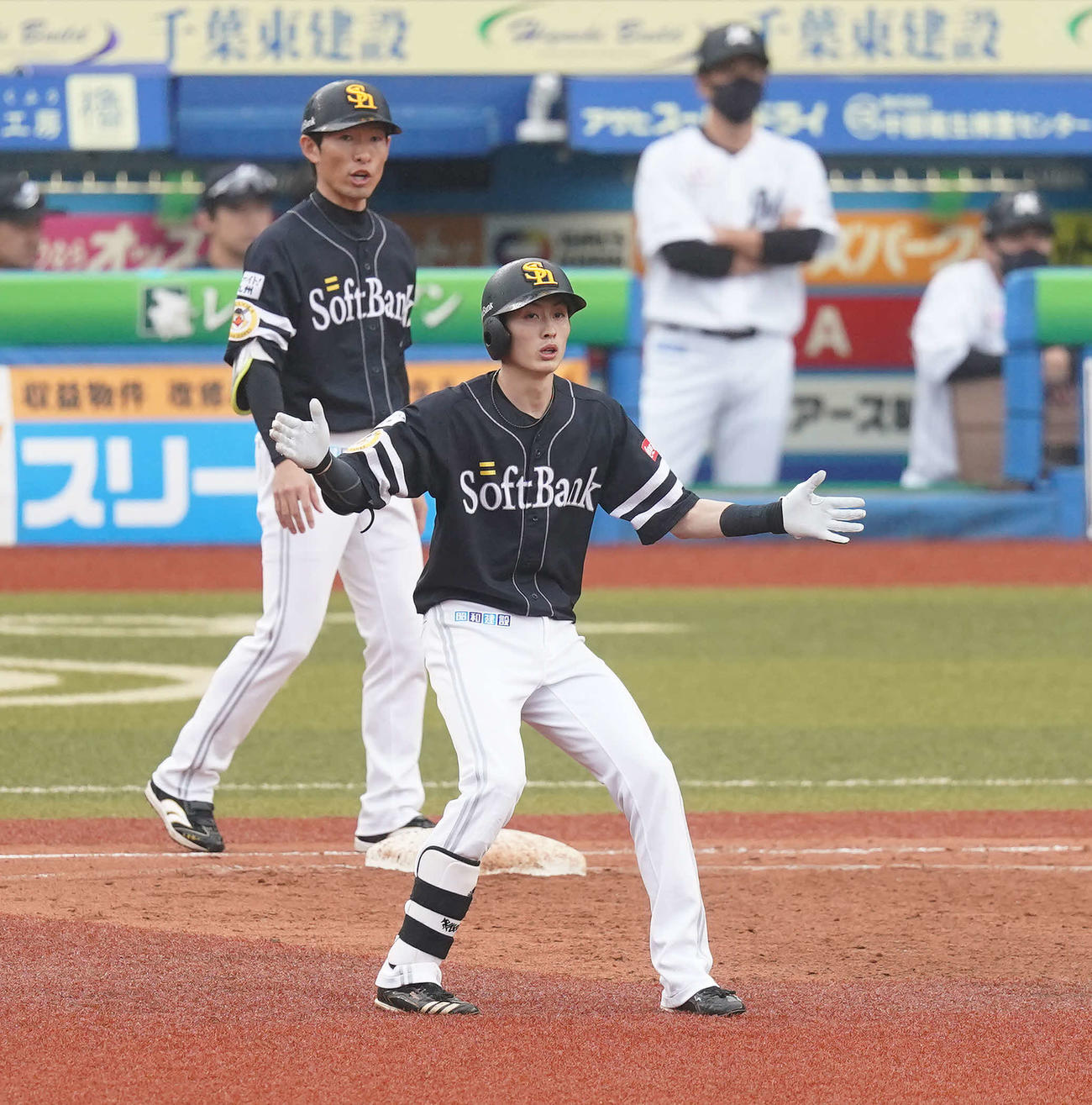ロッテ対ソフトバンク　3回表ソフトバンク2死満塁、中前2点適時打を放ち手をたたく周東（撮影・鈴木みどり）