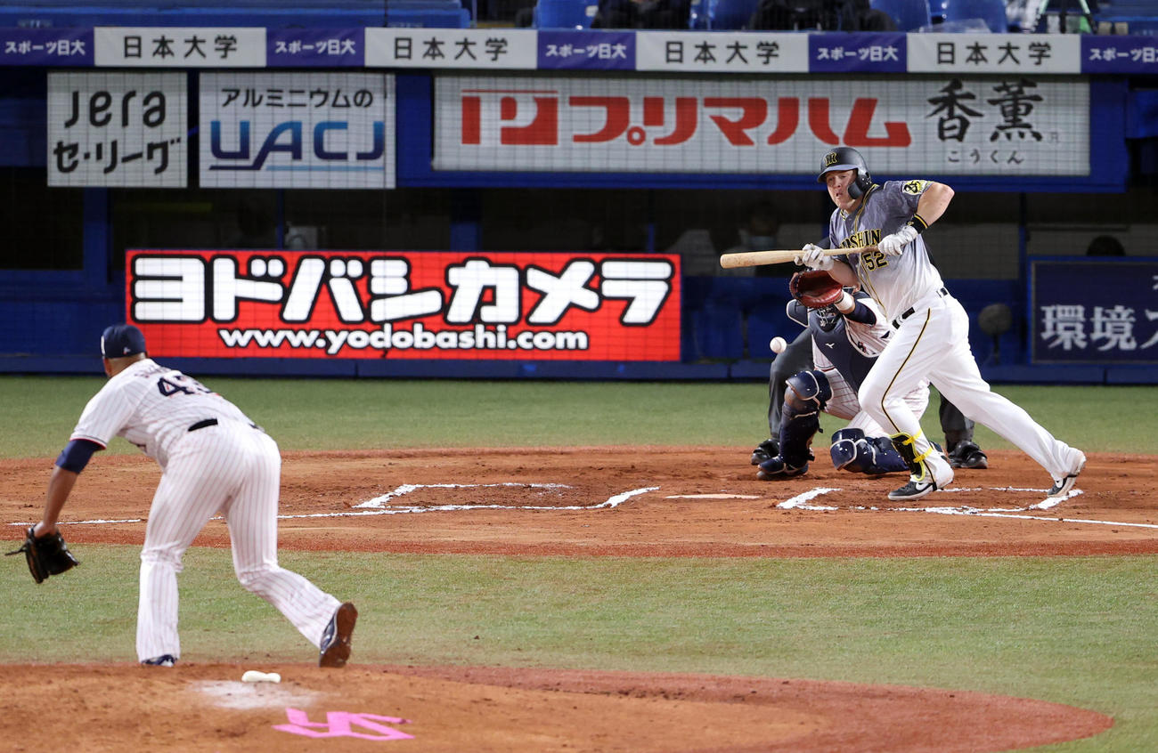 ヤクルト対阪神　6回表阪神無死一塁、バントを失敗するサンズ。投手スアレス（撮影・狩俣裕三）