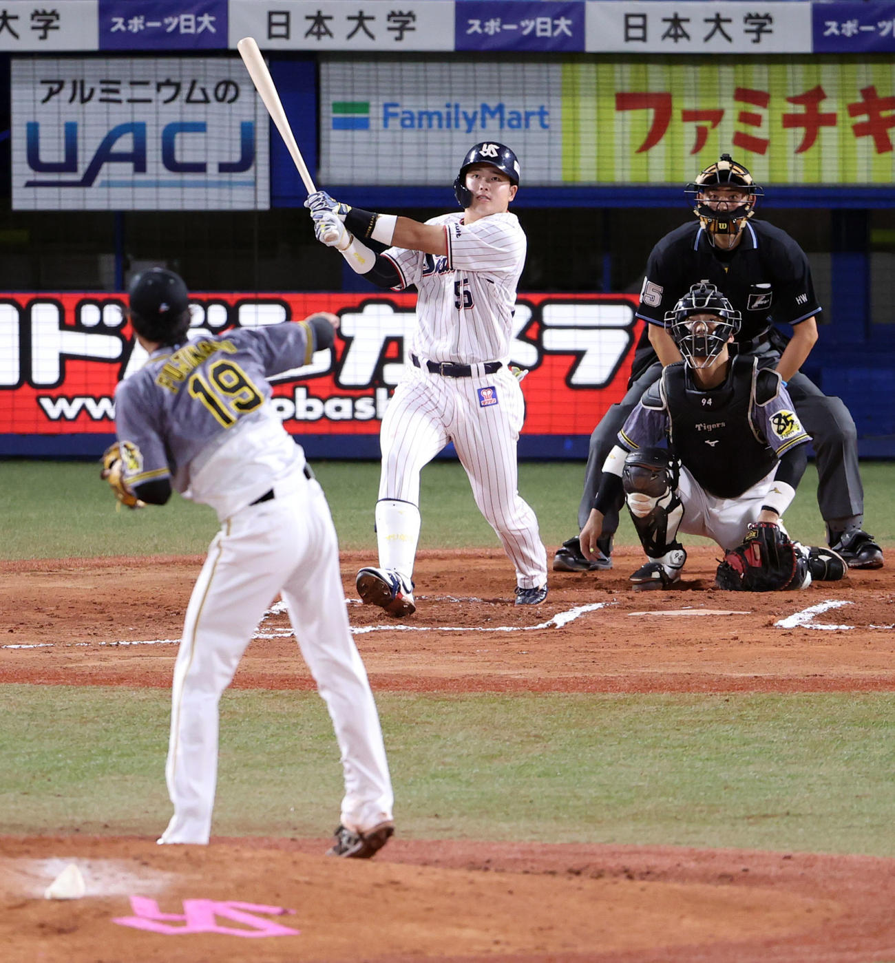 ヤクルト対阪神　6回裏ヤクルト無死、ソロ本塁打を放つ村上。投手藤浪（撮影・狩俣裕三）
