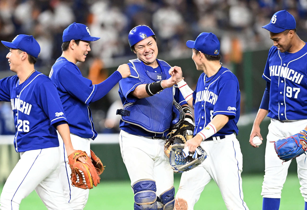 巨人に勝利し笑顔の木下拓哉（中央）ら中日ナイン（撮影・たえ見朱実）