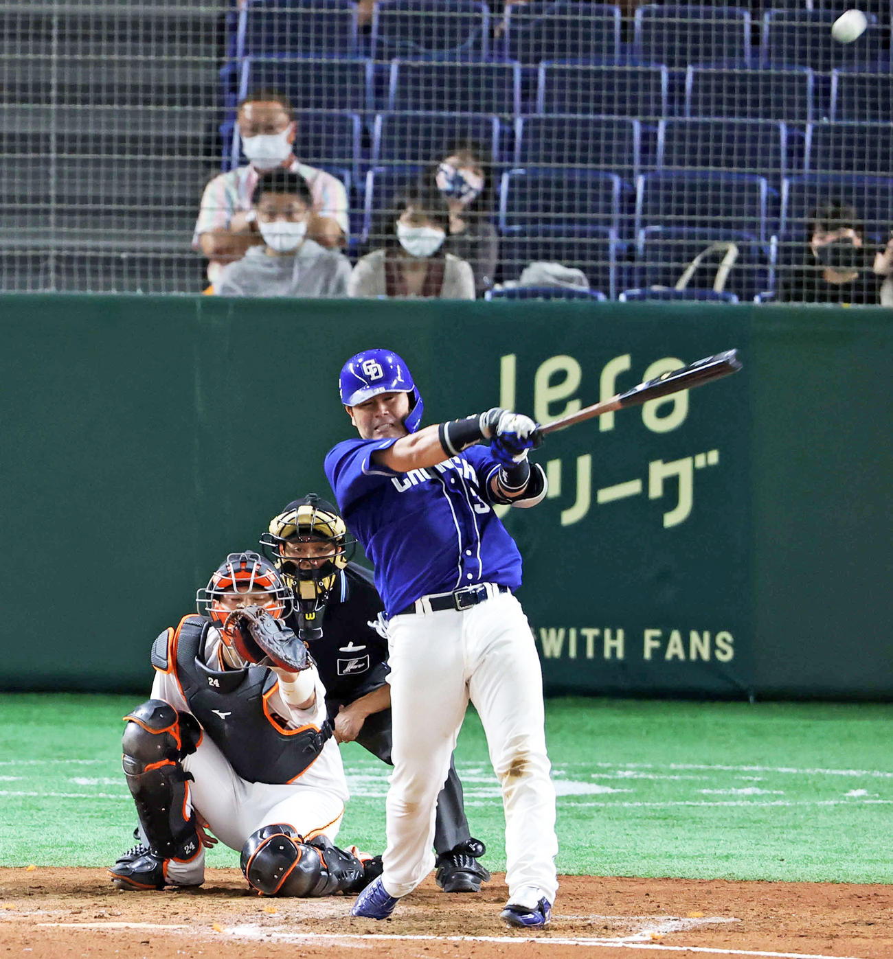 8回表中日1死、木下拓は左越え勝ち越し本塁打を放つ（撮影・浅見桂子）