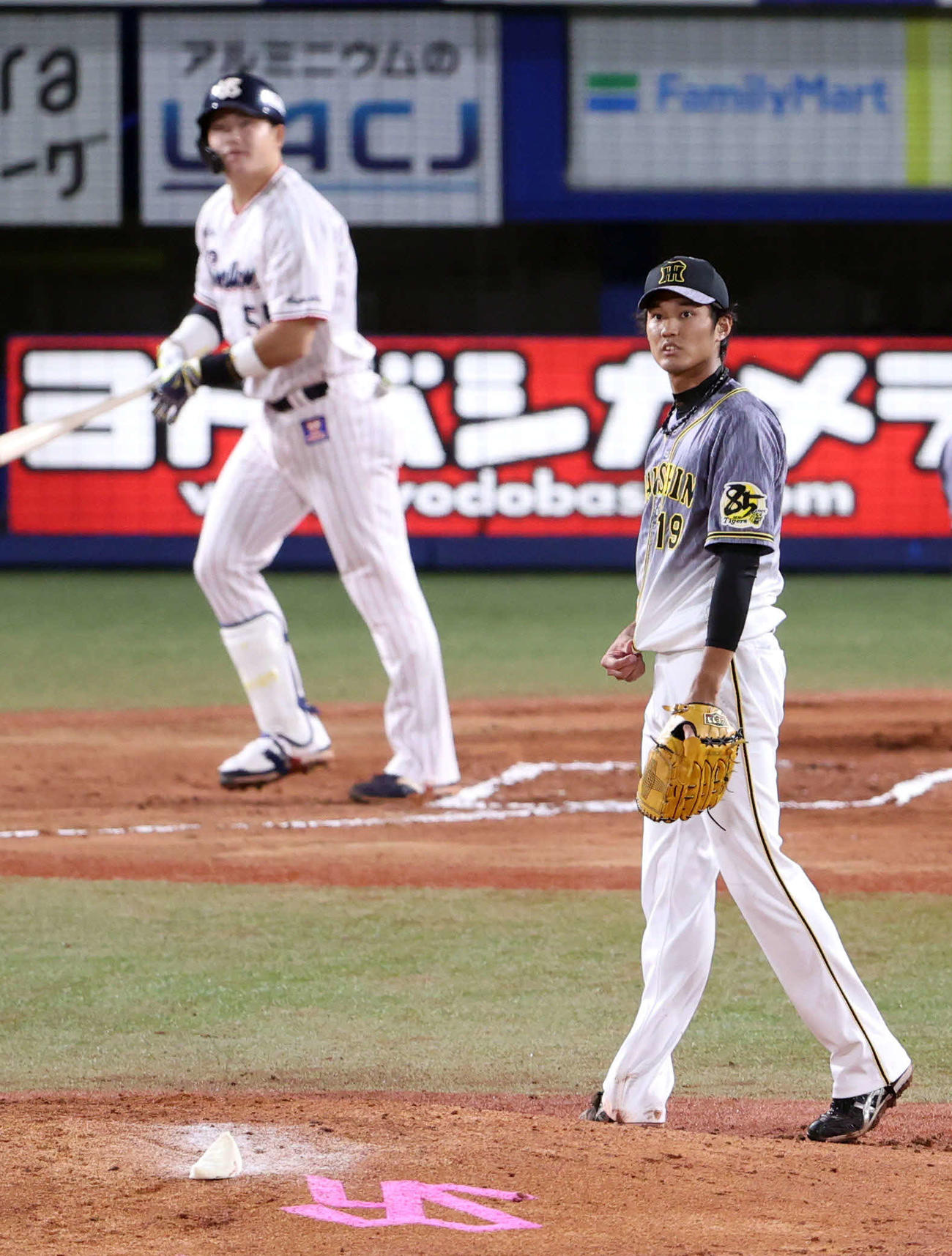 ヤクルト対阪神　6回裏ヤクルト無死、村上（左）にソロ本塁打を浴びる阪神藤浪（撮影・狩俣裕三）