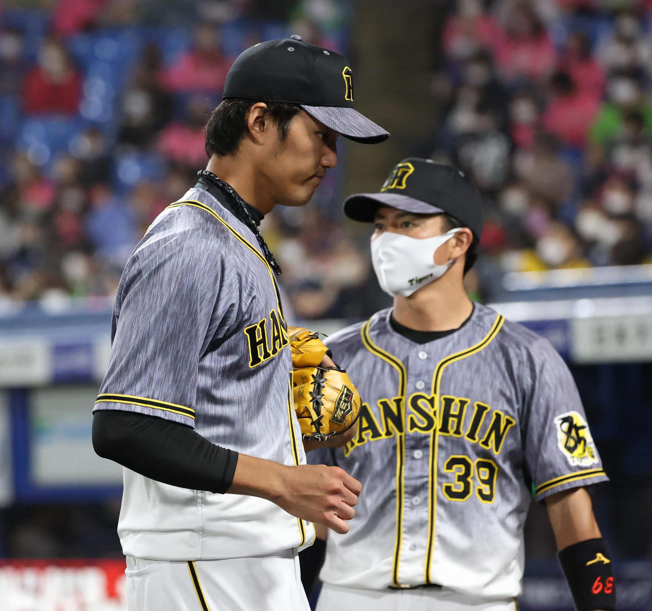 6回に失点し厳しい顔でベンチに戻る藤浪晋太郎（撮影・清水貴仁）