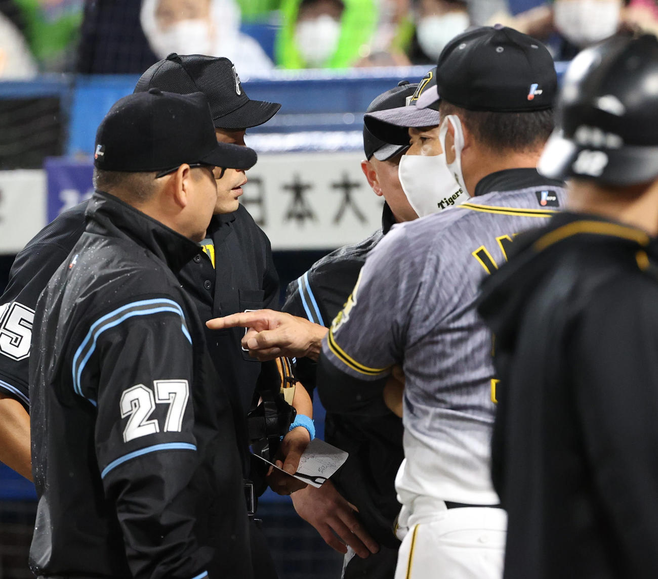 ヤクルト対阪神　8回表阪神2死二、三塁、大山悠輔が三振したあと、審判に猛抗議する矢野耀大監督（右奥）（撮影・清水貴仁）