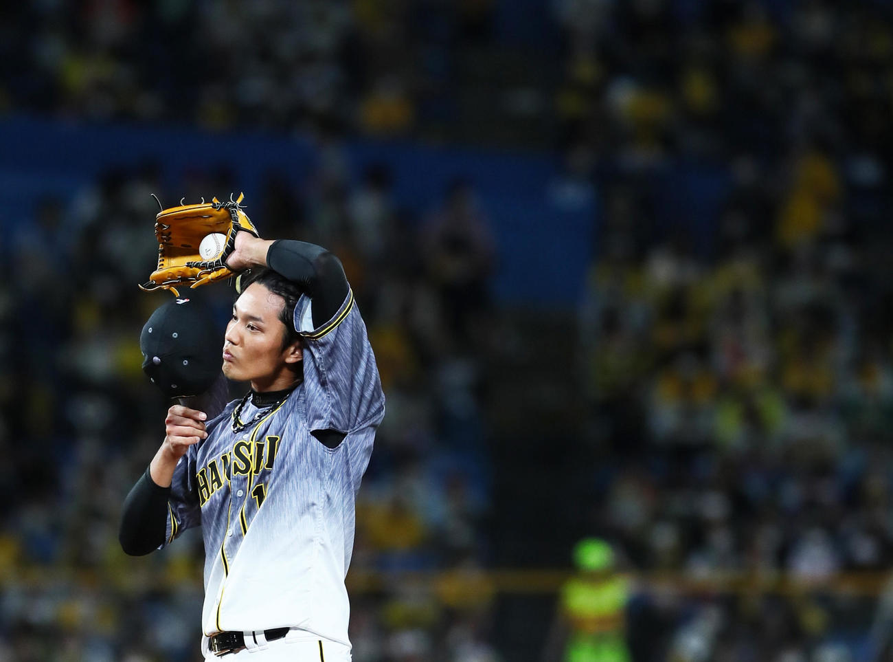 ヤクルト対阪神　苦しい投球にマウンドで汗を拭う阪神藤浪（撮影・足立雅史）