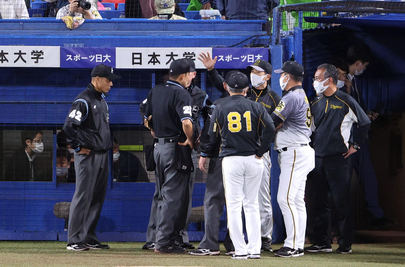 ヤクルト対阪神　試合後、審判団と話し合う矢野監督（中央右）（撮影・狩俣裕三）