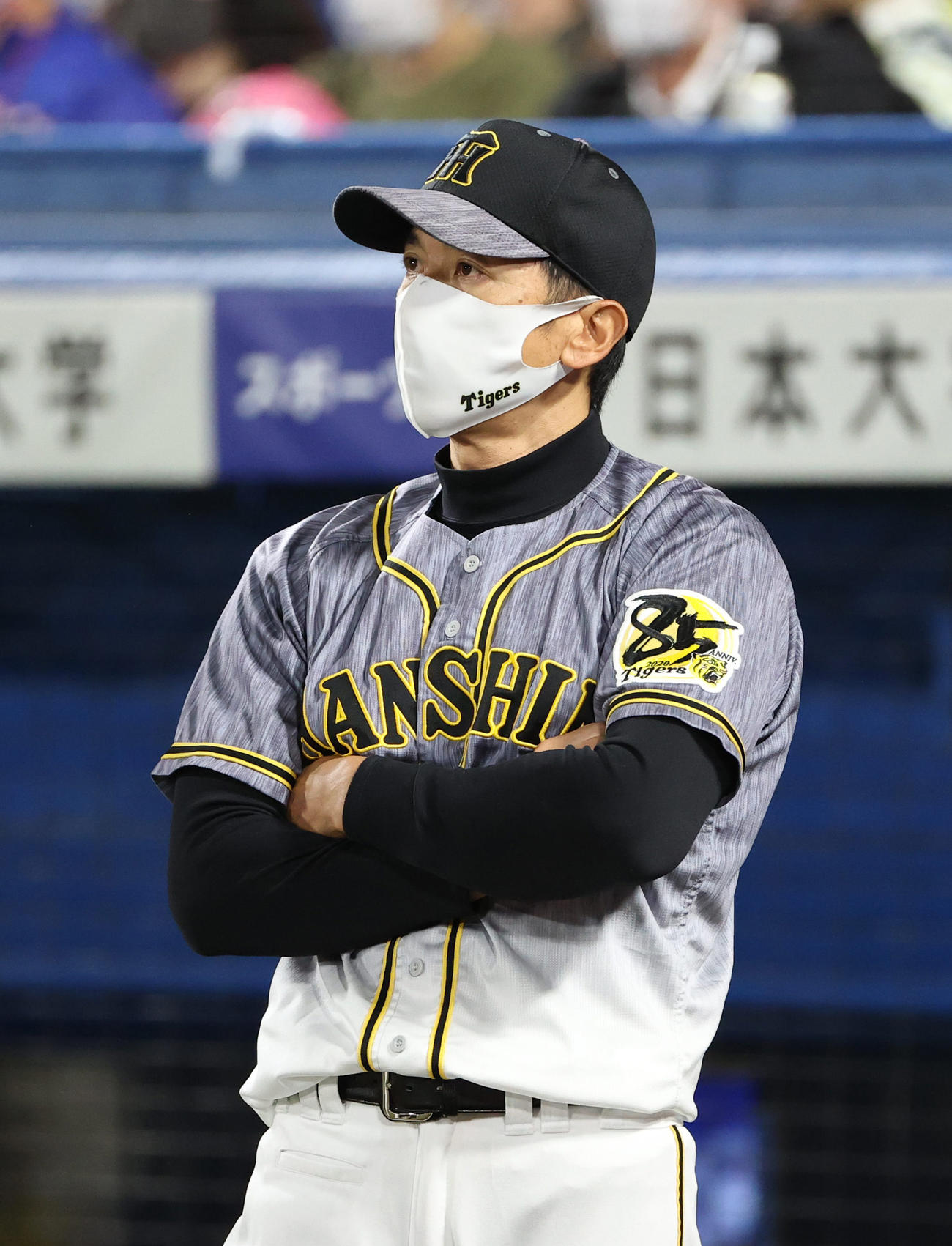 7回裏ヤクルト、選手交代を告げる矢野耀大監督（撮影・清水貴仁）