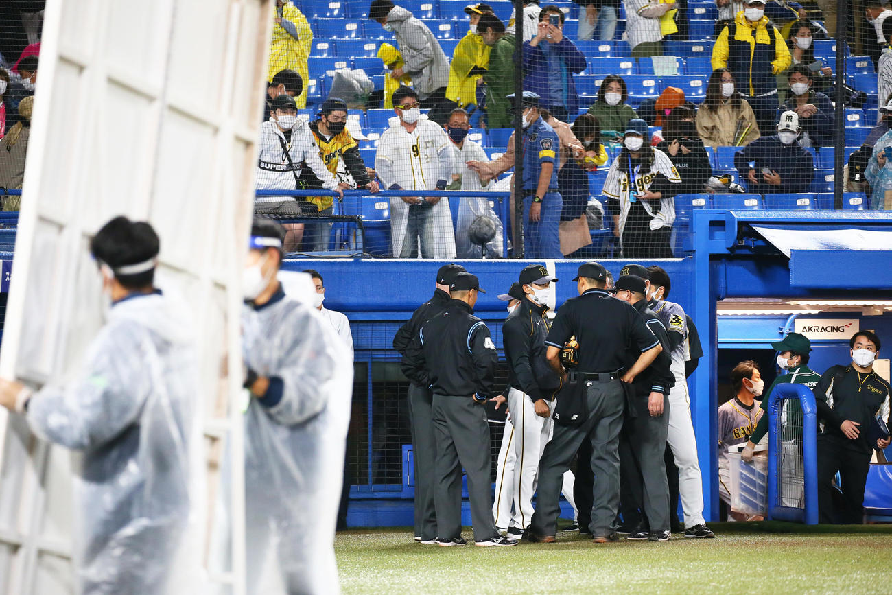 ヤクルト対阪神　試合が終わりお立ち台が用意される中、敗れた阪神矢野監督（中央）は審判団と話し込む（撮影・足立雅史）