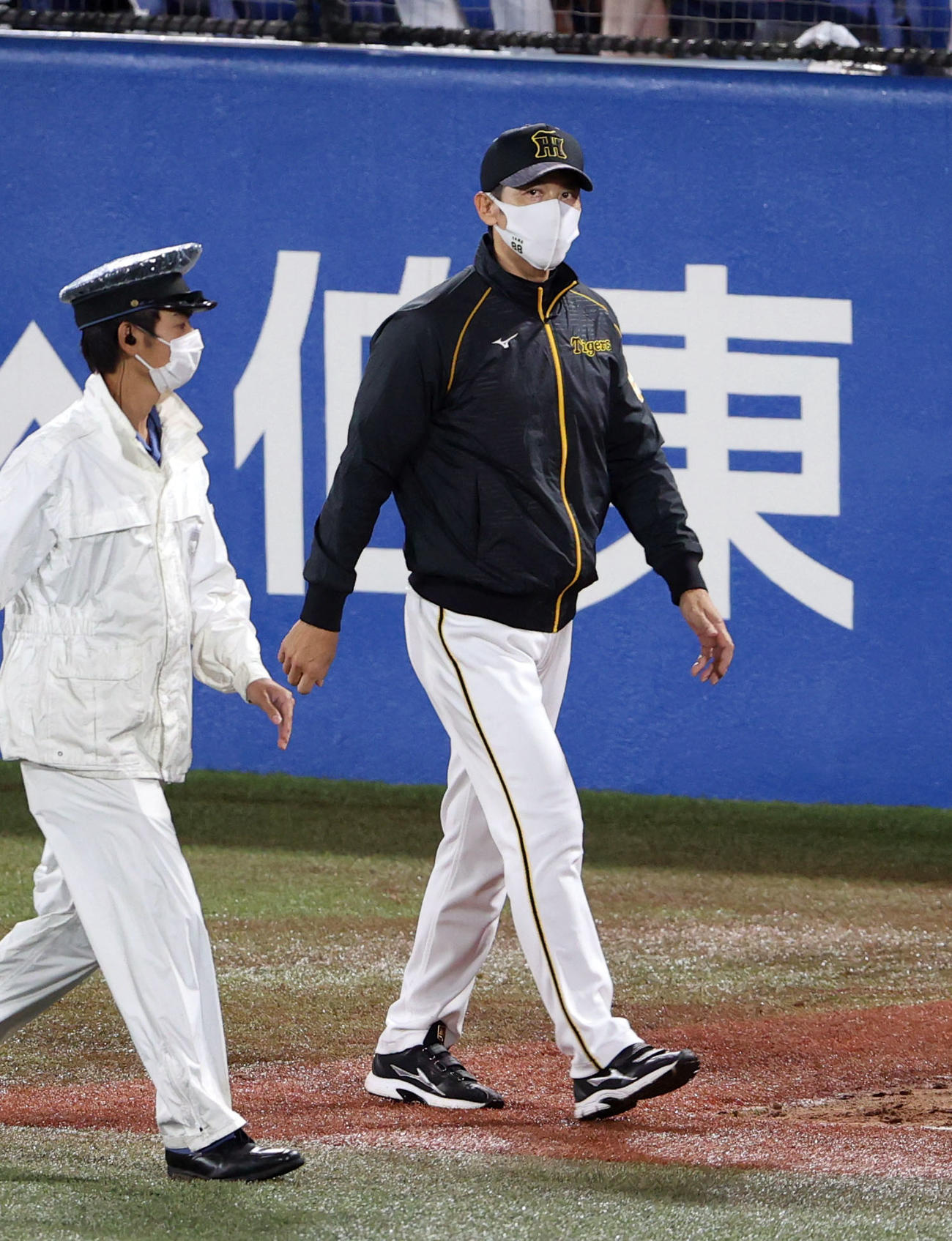 ヤクルト対阪神　試合後、球場を引き揚げる矢野監督（撮影・狩俣裕三）