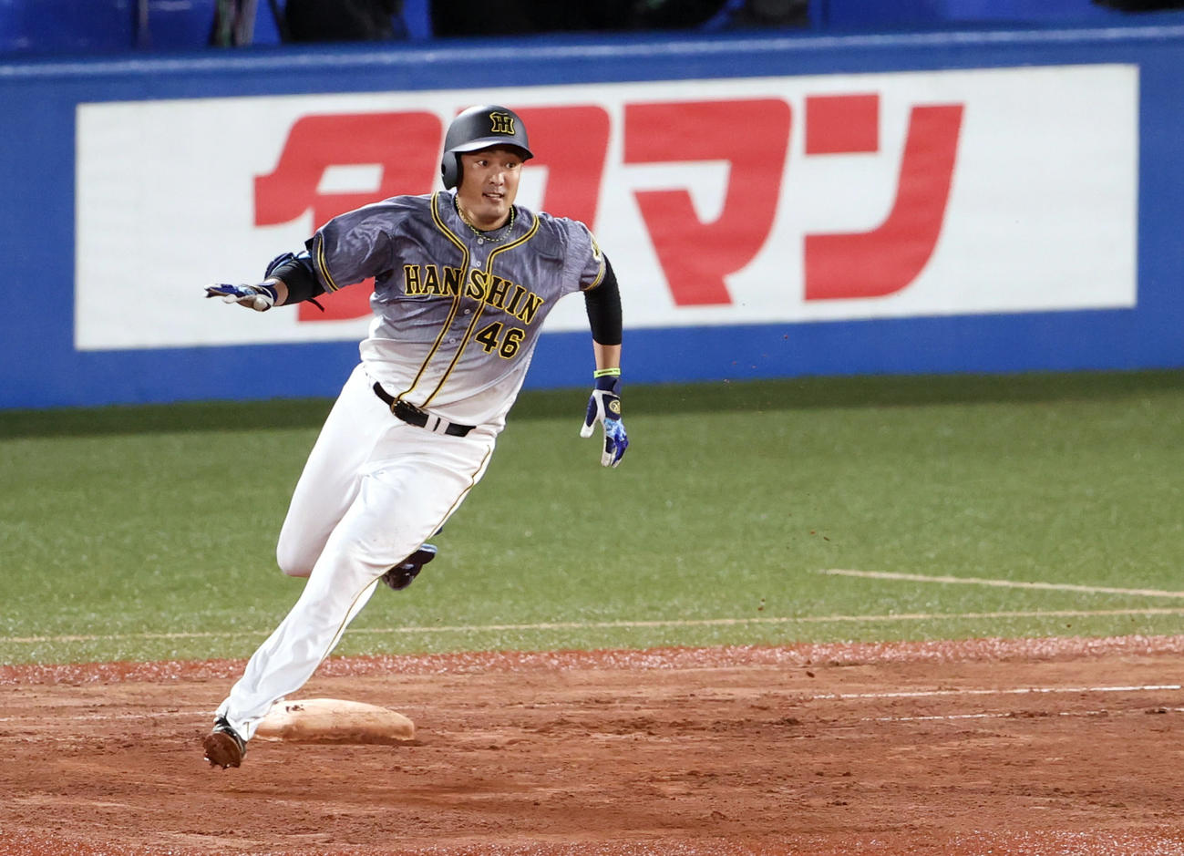 ヤクルト対阪神　6回表阪神1死、二塁打を放つ秋山（撮影・狩俣裕三）