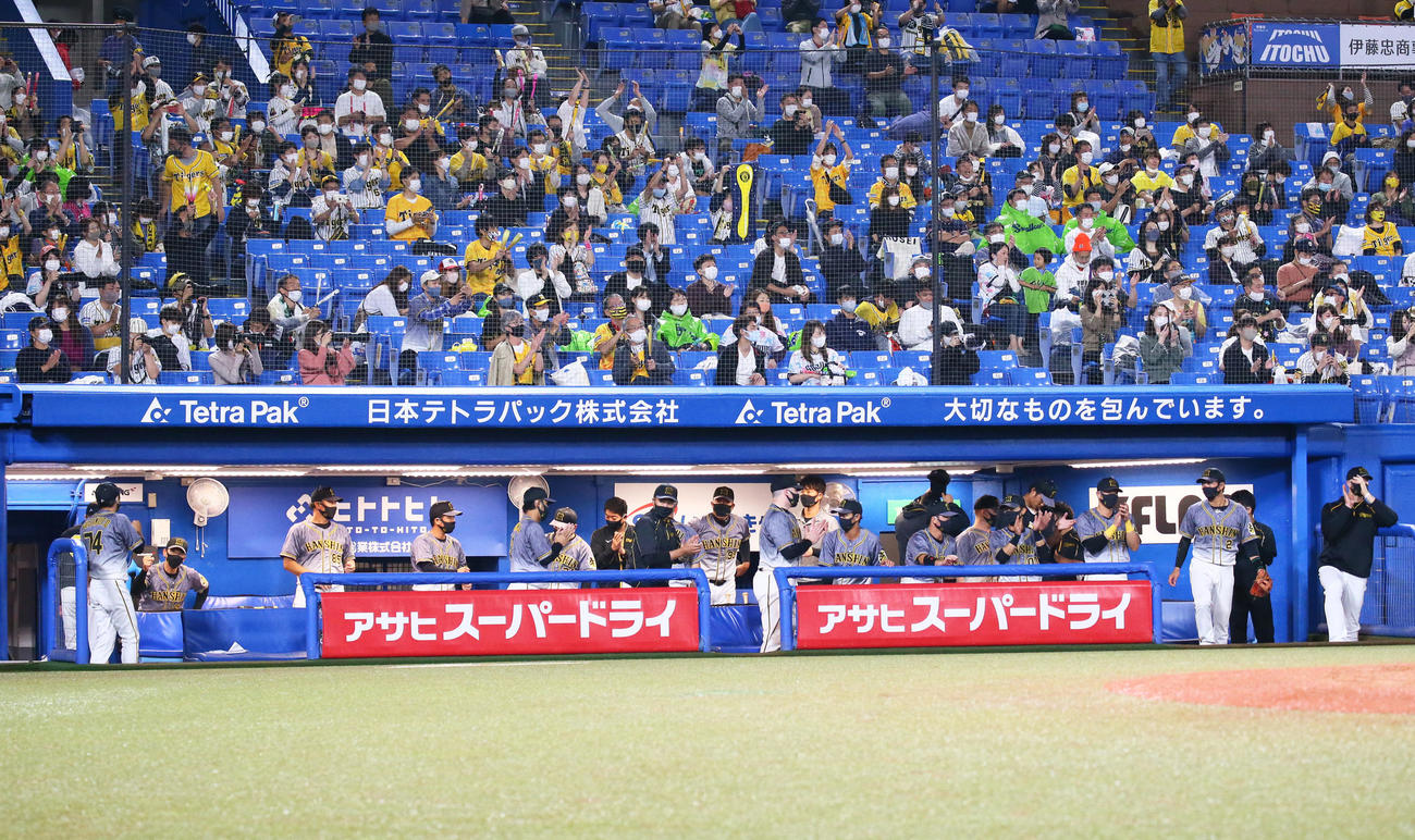 ヤクルト対阪神　勝利を喜ぶ阪神矢野監督（左から2人目）ナイン（撮影・足立雅史）