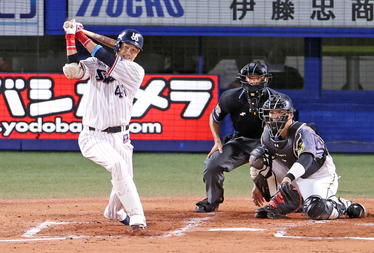 ヤクルト対阪神　1回裏ヤクルト2死一、二塁、2点適時二塁打を放つ坂口（撮影・狩俣裕三）