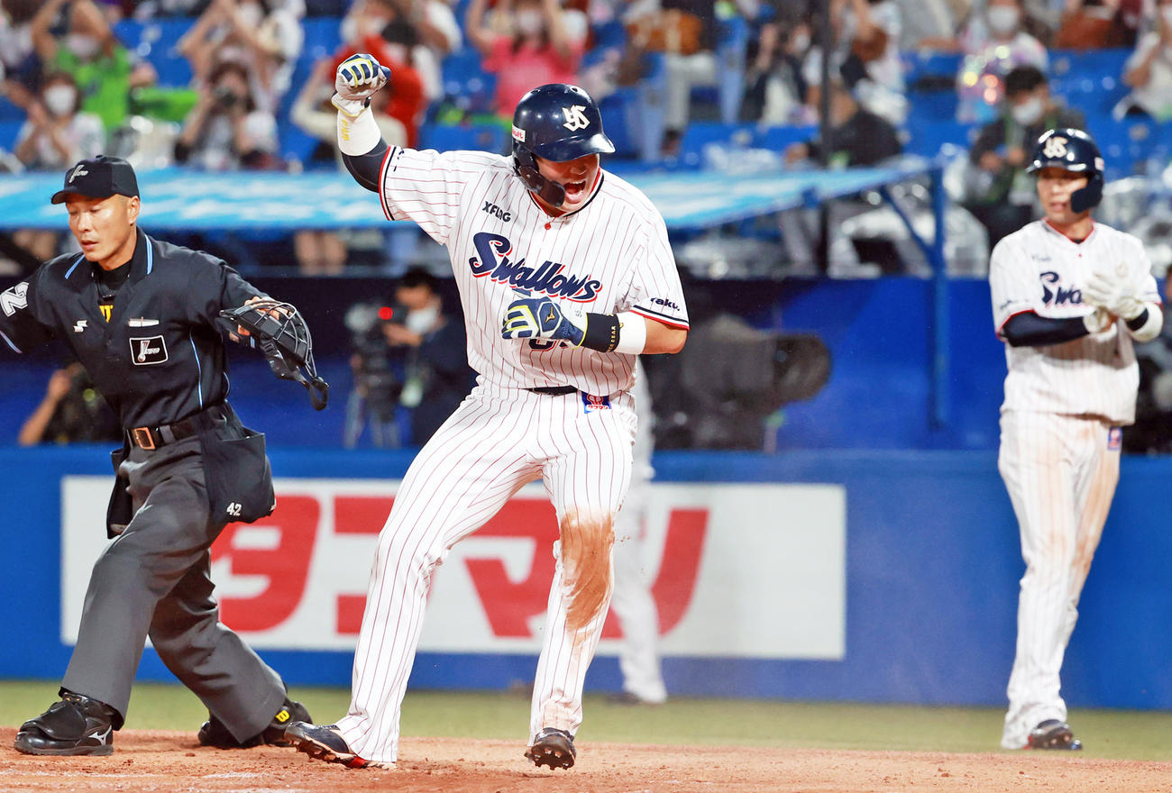 ヤクルト対阪神　1回裏ヤクルト1死一、二塁、坂口の走者一掃適時二塁打で生還する一走村上（撮影・清水貴仁）