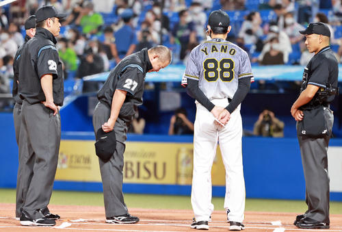 ヤクルト対阪神　メンバー表交換で矢野監督（手前）、高津監督の前で森審判が説明し頭を下げる（撮影・清水貴仁）