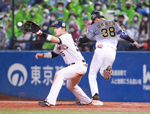 ヤクルト対阪神　3回表阪神2死満塁、遊撃への適時内野安打を放つ小幡（撮影・清水貴仁）