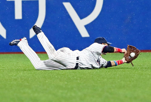 ヤクルト対阪神　4回表阪神無死、近本の打球を好捕する右翼手坂口（撮影・足立雅史）