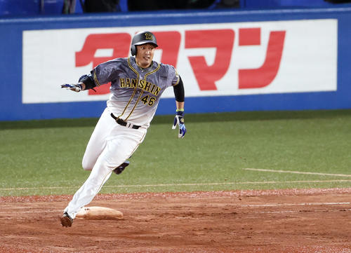 ヤクルト対阪神　6回表阪神1死、二塁打を放つ秋山（撮影・狩俣裕三）