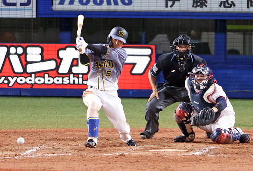 ヤクルト対阪神　7回表阪神1死満塁、適時打を放つ近本（撮影・狩俣裕三）