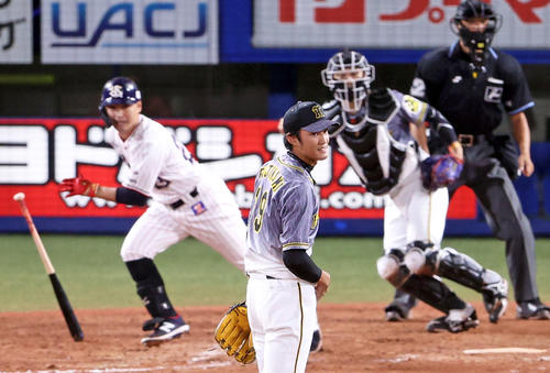 ヤクルト対阪神　8回裏ヤクルト1死一塁、青木を併殺打に仕留める藤浪（撮影・狩俣裕三）