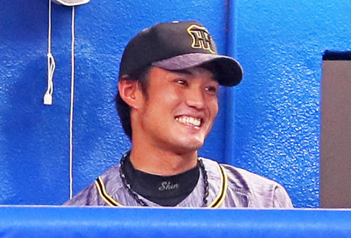 ヤクルト対阪神　8回の1イニングを無失点で抑えベンチで笑顔を見せる阪神藤浪（撮影・足立雅史）