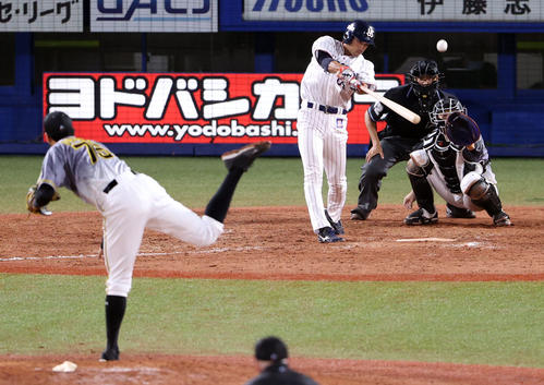 ヤクルト対阪神　9回裏ヤクルト1死一塁、適時二塁打を放つ田代。投手スアレス（撮影・狩俣裕三）