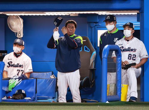 ヤクルト対阪神　9回、険しい顔をみせる高津監督（撮影・清水貴仁）