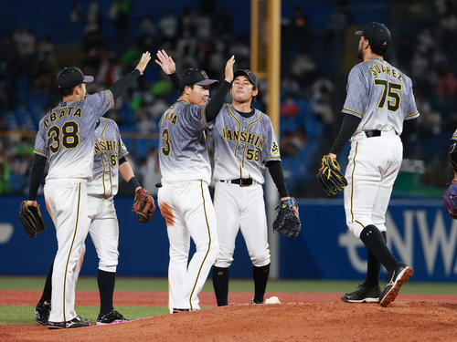 ヤクルト対阪神　ヤクルトに快勝しタッチを交わす阪神の選手たち（撮影・清水貴仁）