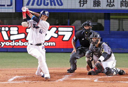 ヤクルト対阪神　1回裏ヤクルト2死一、二塁、2点適時二塁打を放つ坂口（撮影・狩俣裕三）