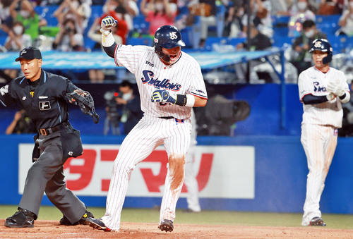 ヤクルト対阪神　1回裏ヤクルト1死一、二塁、坂口の走者一掃適時二塁打で生還する一走村上（撮影・清水貴仁）