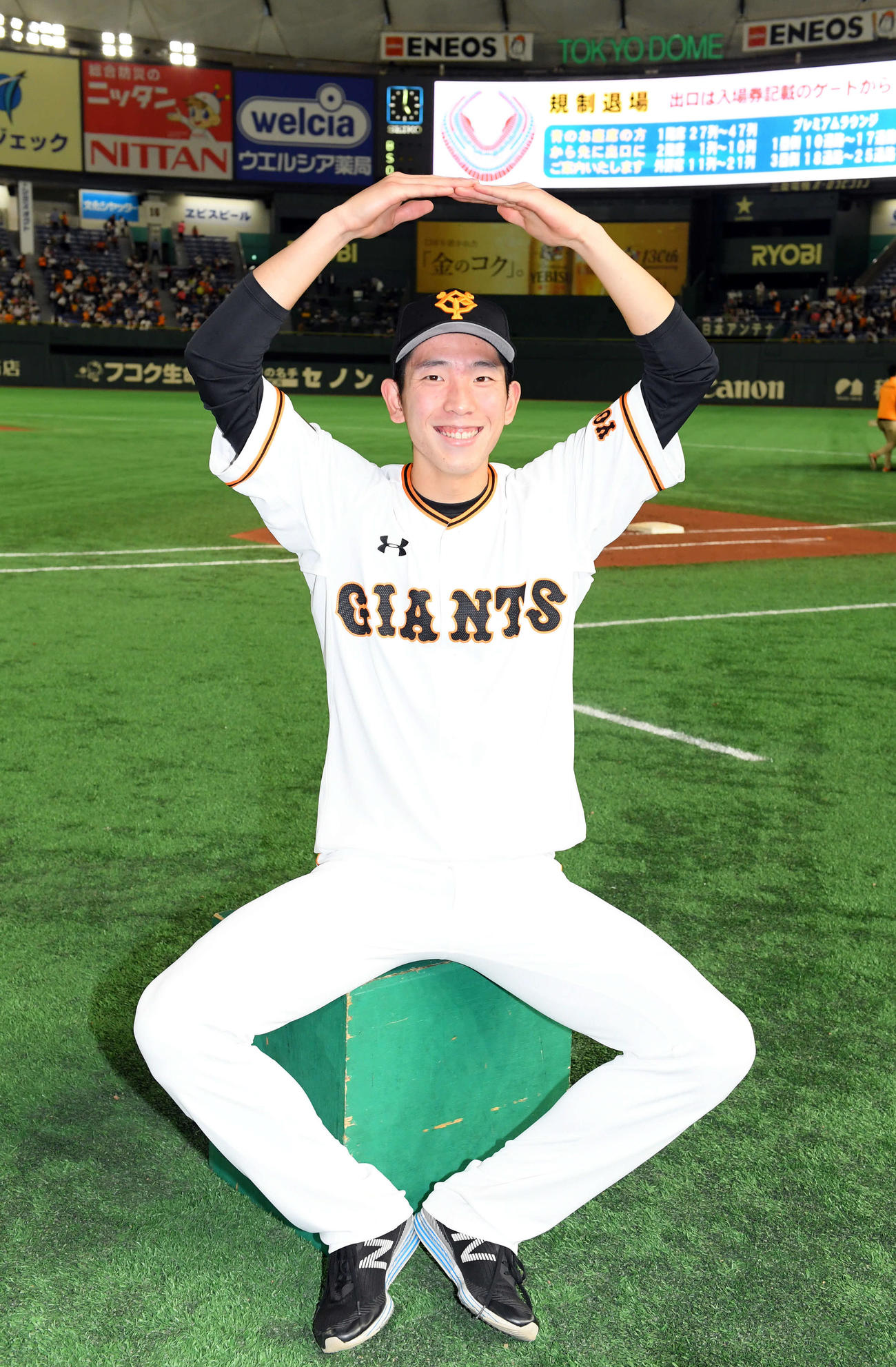 巨人対中日　今季8勝目を挙げた巨人戸郷翔征は、「8」を身体で表現（撮影・たえ見朱実）