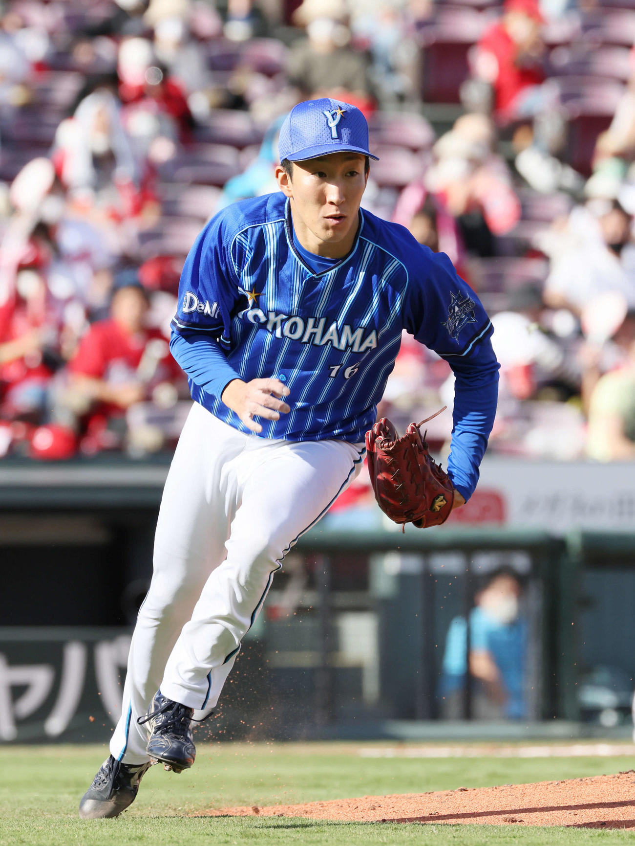 広島対DeNA　6回裏広島1死、菊池涼の内野安打でベースカバーに向かう大貫（撮影・加藤孝規）