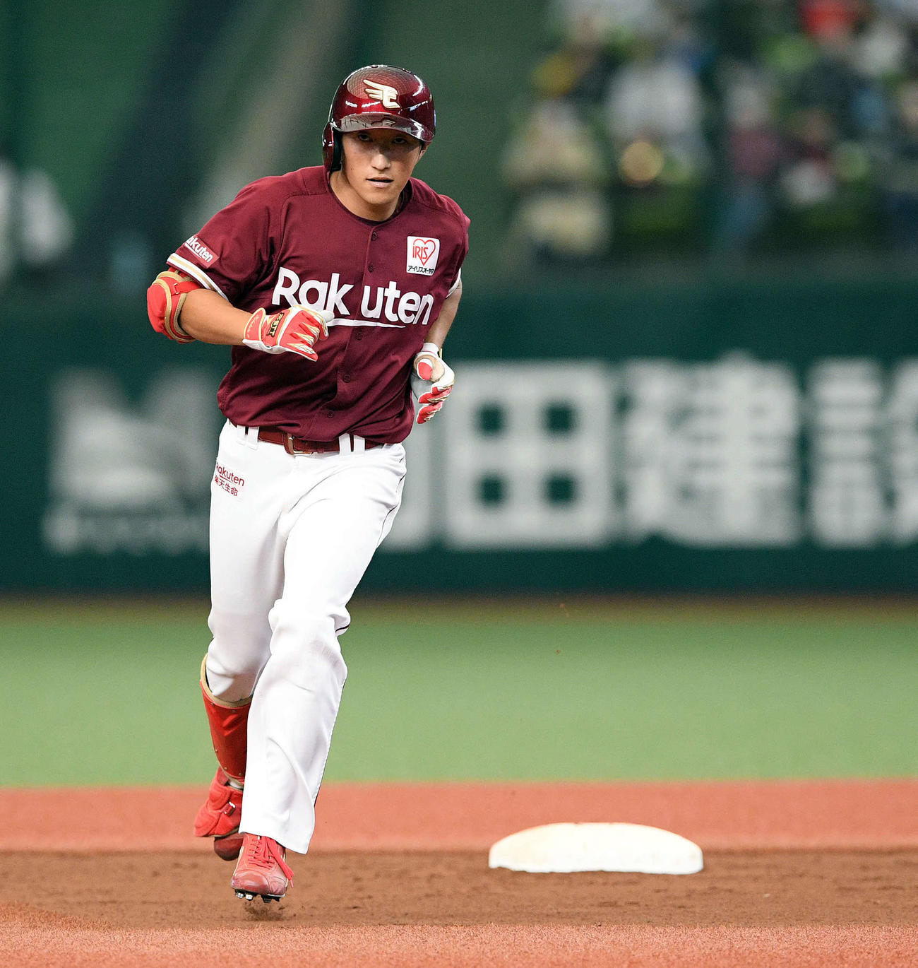 西武対楽天　7回表楽天2死、小深田はプロ初本塁打となる右越えソロ本塁打を放ち塁を回る（撮影・滝沢徹郎）