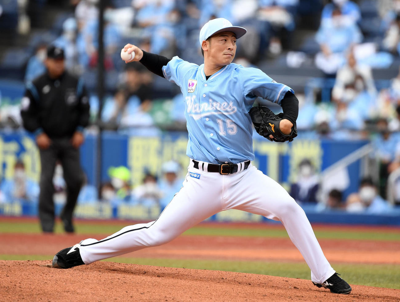 ロッテ対ソフトバンク　力投するロッテ先発の美馬（撮影・横山健太）