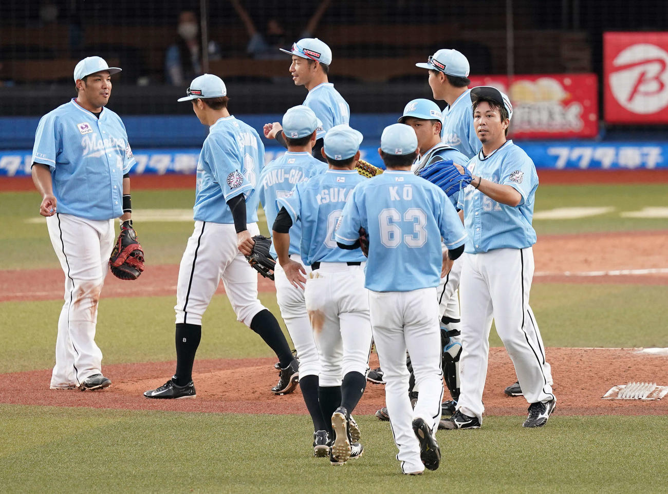 ロッテ対ソフトバンク　ソフトバンクに勝利しハイタッチを交わすロッテナイン（撮影・鈴木みどり）