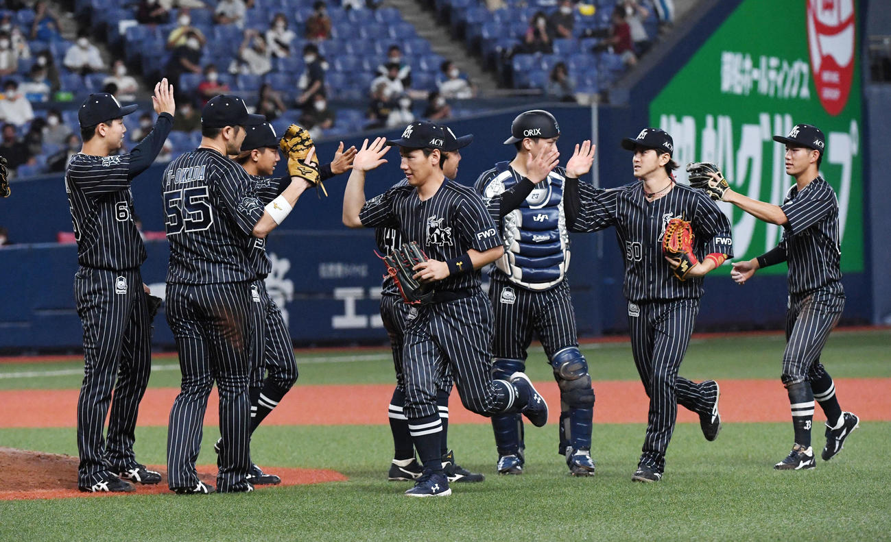 オリックス対日本ハム　日本ハムに勝利、喜ぶオリックスナイン（撮影・前岡正明）