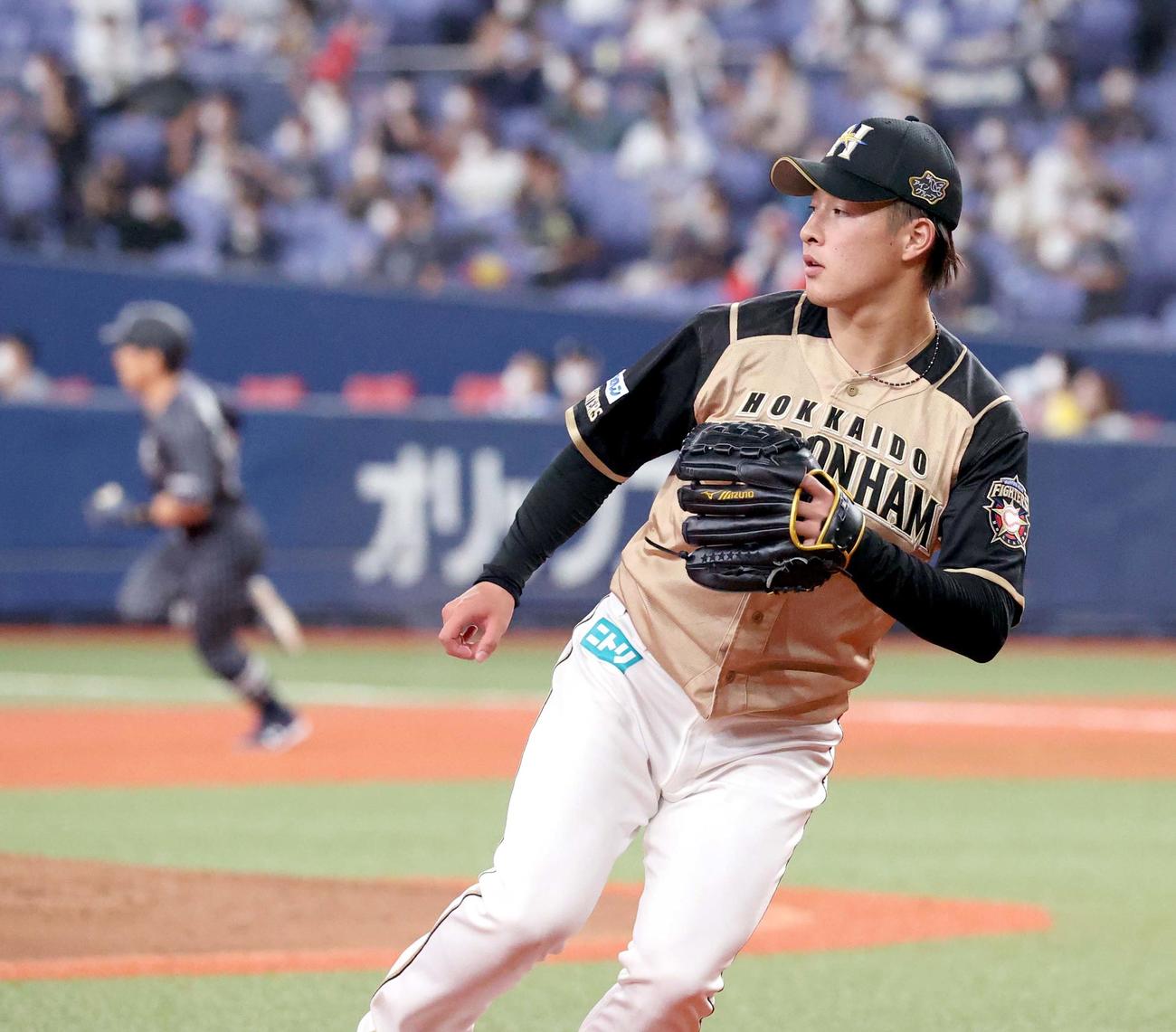 オリックス対日本ハム　1回裏オリックス無死一、二塁、吉田正（左奥）に適時二塁打を打たれる日本ハム吉田輝（撮影・佐藤翔太）
