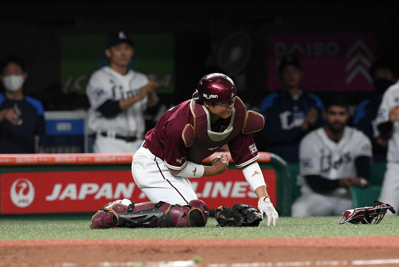 9月26日の西武戦の4回裏2死一、三塁、石橋の暴投を追い負傷した太田