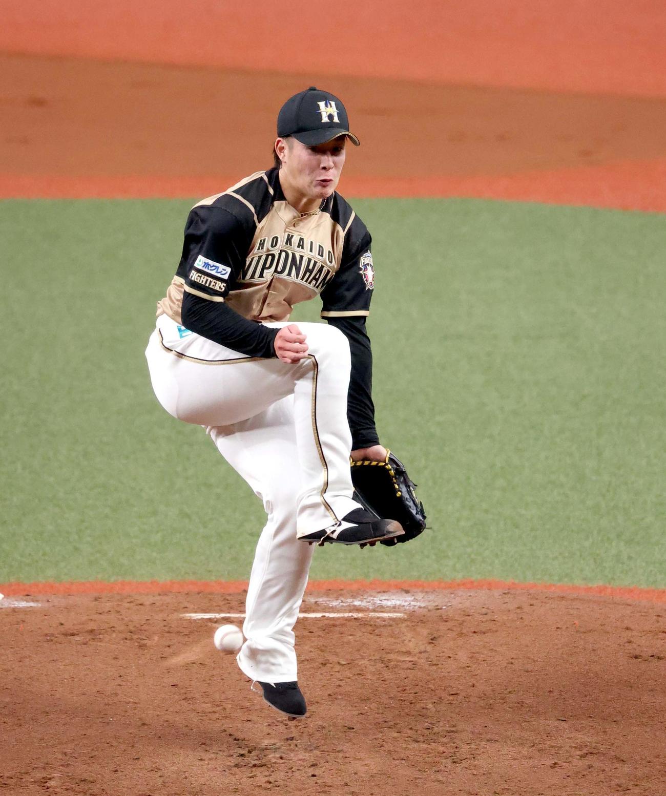 オリックス対日本ハム　1回裏オリックス無死一、三塁、安達の打球が左足に当たる日本ハム吉田輝（撮影・佐藤翔太）