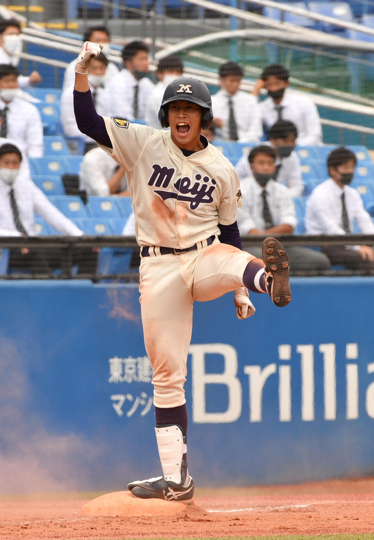 立大対明大　7回裏明大無死二塁、中村は右中間に適時三塁打を放ちガッツポーズする（撮影・柴田隆二）